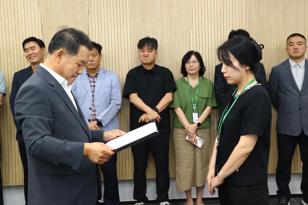 '강원특별자치도의회사무처 공무원 임용장 수여식' 게시글의 사진(31) '2025-07-22 강원특별자치도의회사무처 공무원 임용장 수여식 (31).jpg'