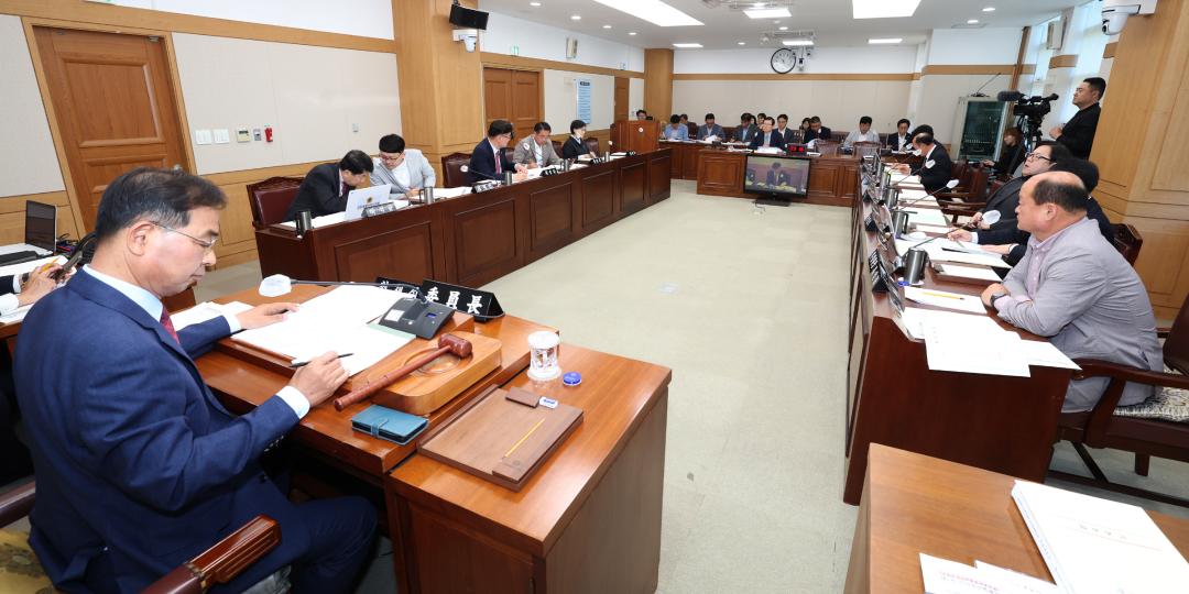 '제336회(폐회중) 제2차 강원특별자치도경제진흥원 인사청문특별위원회' 게시글의 사진(30) '2025-05-07 제336회 제2차 강원특별자치도경제진흥원 인사청문특별위원회 (30).jpg'