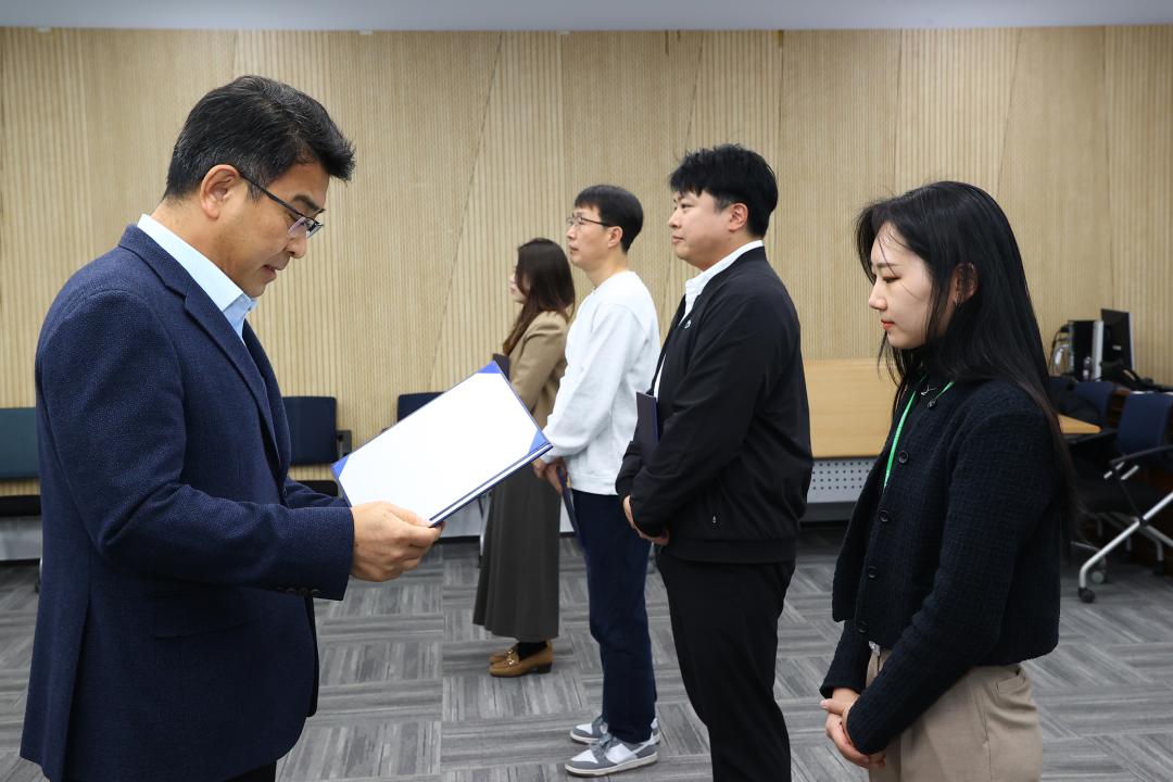 '2026년 강원특별자치도의회 인사발령 임용장 전달식' 게시글의 사진(38) '2026-01-12 2026년 강원특별자치도의회 인사발령 임용장 전달식 (38).jpg'