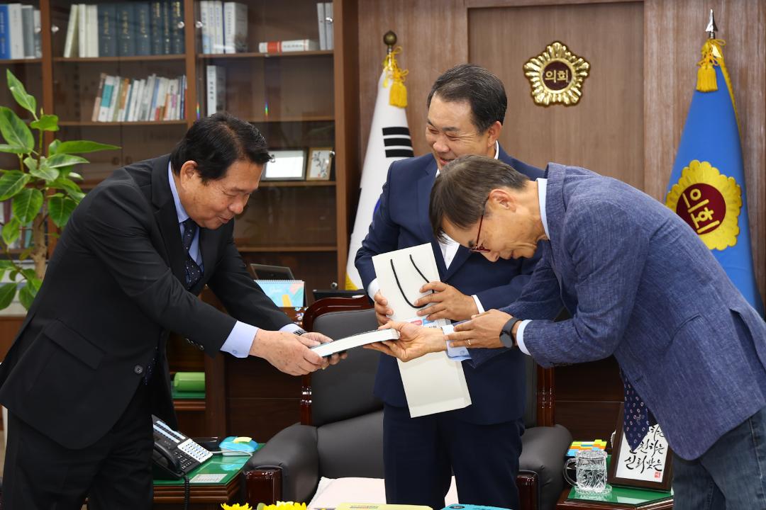 '강원특별자치도 출범 2주년(강원도의회 개원69주년) 기념 초청연사 환담' 게시글의 사진(5) '2025-06-05 강원특별자치도 출범 2주년 기념 초청연사 환담 (6).jpg'