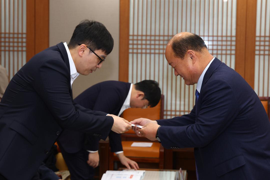 '2025회계연도 결산검사위원 위촉식 및 간담회' 게시글의 사진(6) '2026-04-16 2025회계연도 결산검사위원 위촉식 및 간담회 (4).jpg'