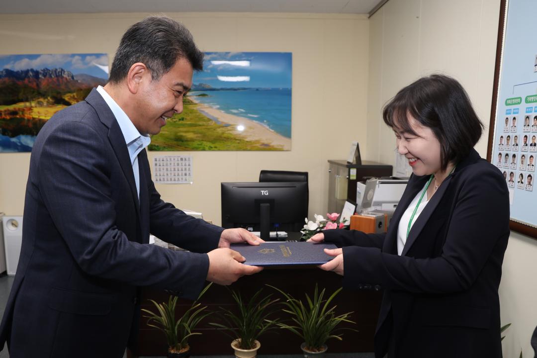 '강원특별자치도의회 임용장 수여식' 게시글의 사진(4) '2025-04-28 임용장 수여식 (2).jpg'