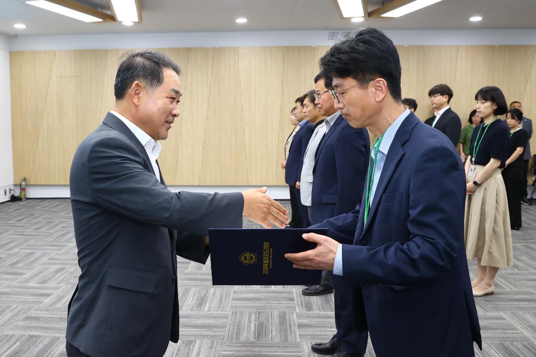 '강원특별자치도의회사무처 공무원 임용장 수여식' 게시글의 사진(2) '2025-07-22 강원특별자치도의회사무처 공무원 임용장 수여식 (2).jpg'