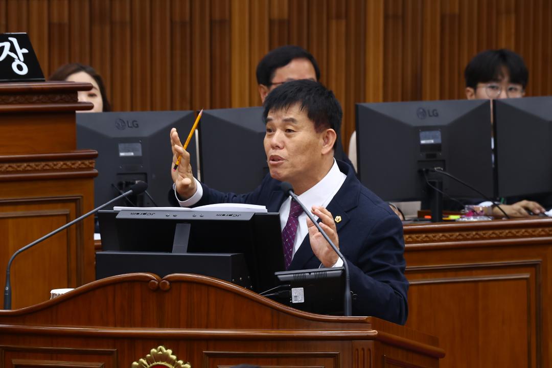 '제344회 제2차 본회의(2026년도 제1회 도정 및 교육행정에 관한 질문)' 게시글의 사진(22) '2026-04-02 제344회 제2차본회의(2026년도 제1회 도정 및 교육행정에 관한 질문) (22) 이영욱 의원.jpg'