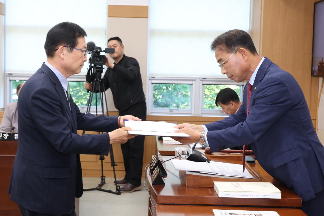'제336회(폐회중) 제2차 강원특별자치도경제진흥원 인사청문특별위원회' 게시글의 사진(11) '2025-05-07 제336회 제2차 강원특별자치도경제진흥원 인사청문특별위원회 (11).jpg'