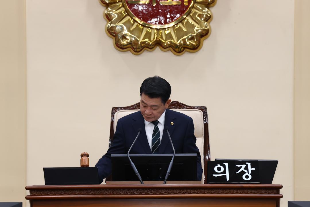 '제344회 제2차 본회의(2026년도 제1회 도정 및 교육행정에 관한 질문)' 게시글의 사진(8) '2026-04-02 제344회 제2차본회의(2026년도 제1회 도정 및 교육행정에 관한 질문) (8) 회의진행 김용복 부의장.jpg'