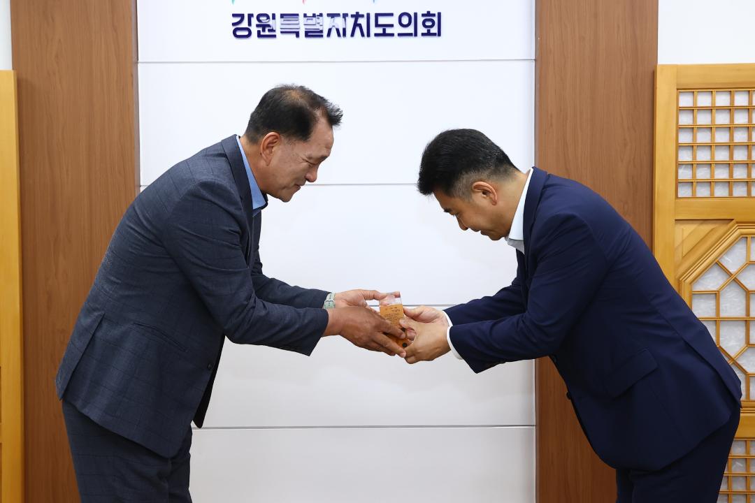 '제11대 후반기 강원특별자치도의회 의장 및 운영위원장 감사패 전달식' 게시글의 사진(7) '2026-06-17 제11대 후반기 강원특별자치도의회 의장 및 운영위원장 감사패 전달식 (7).jpg'