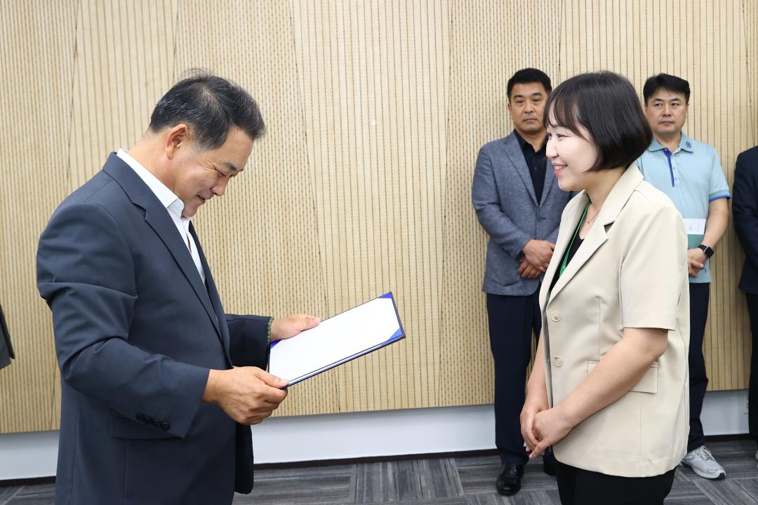 '강원특별자치도의회사무처 공무원 임용장 수여식' 게시글의 사진(10) '2025-07-22 강원특별자치도의회사무처 공무원 임용장 수여식 (10).jpg'