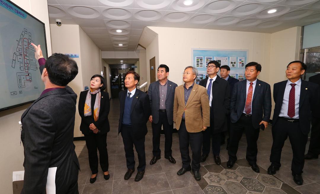 '제286회 농림수산위원회 현지시찰(내수면자원센터)' 게시글의 사진(1) '2019-11-15 제286회 농림수산위원회 현지시찰(내수면자원센터) (1).jpg'