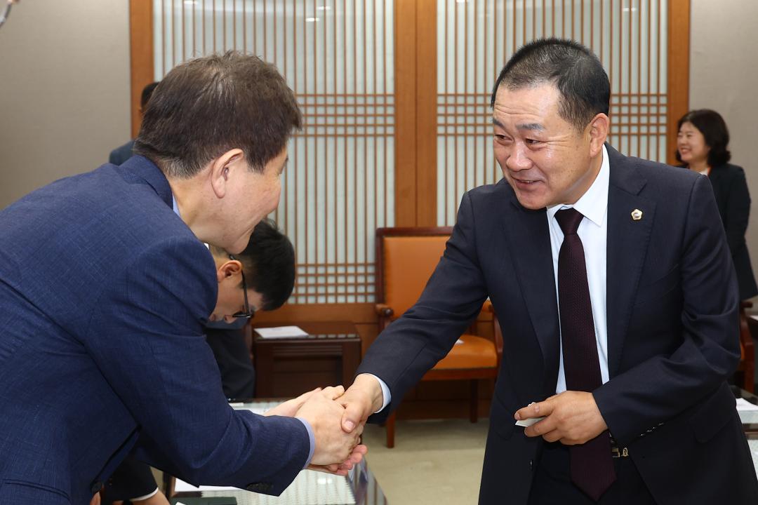 '2025회계연도 결산검사위원 위촉식 및 간담회' 게시글의 사진(5) '2026-04-16 2025회계연도 결산검사위원 위촉식 및 간담회 (8).jpg'