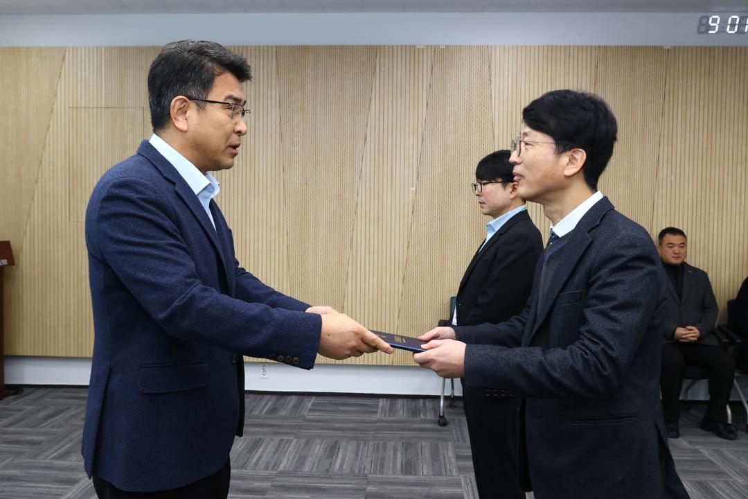 '2026년 강원특별자치도의회 인사발령 임용장 전달식' 게시글의 사진(8) '2026-01-12 2026년 강원특별자치도의회 인사발령 임용장 전달식 (8).jpg'