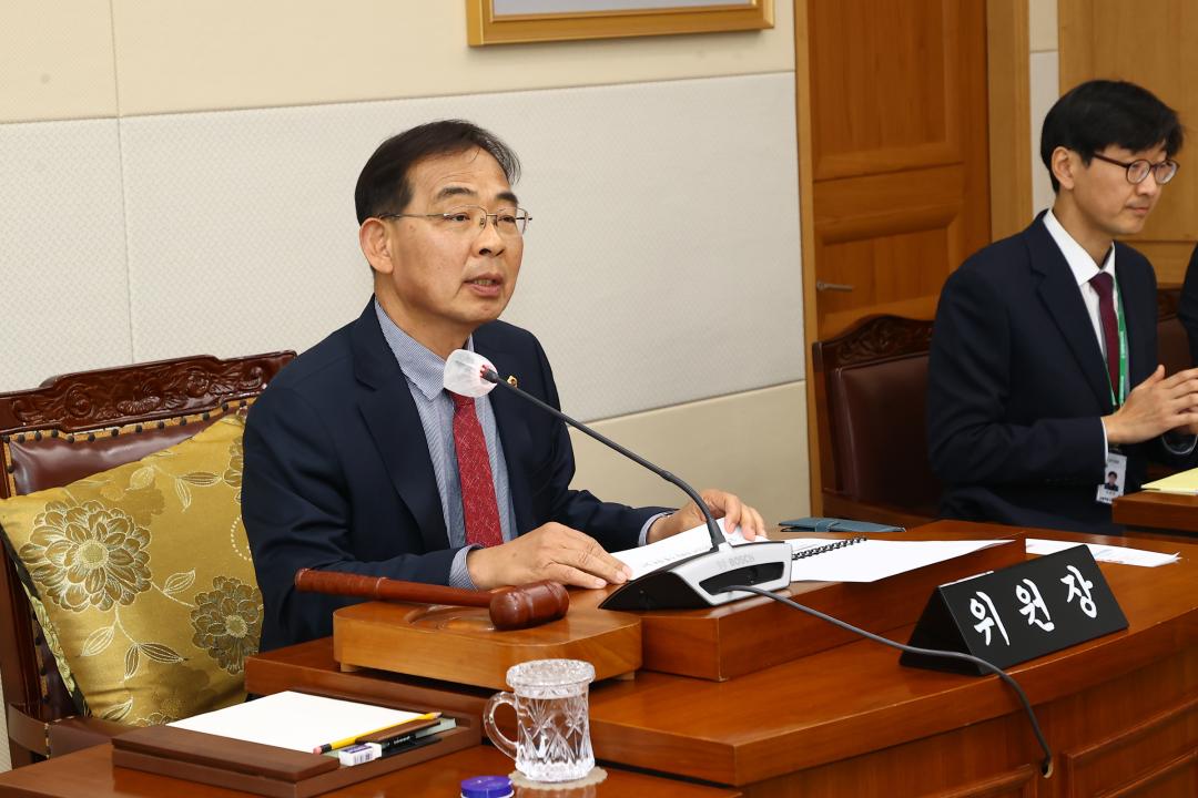 '제336회 제1차 강원특별자치도경제진흥원장 인사청문특별위원회' 게시글의 사진(15) '2025-04-15 제336회 제1차 강원특별자치도경제진흥원장 인사청문특별위원회 (14).jpg'