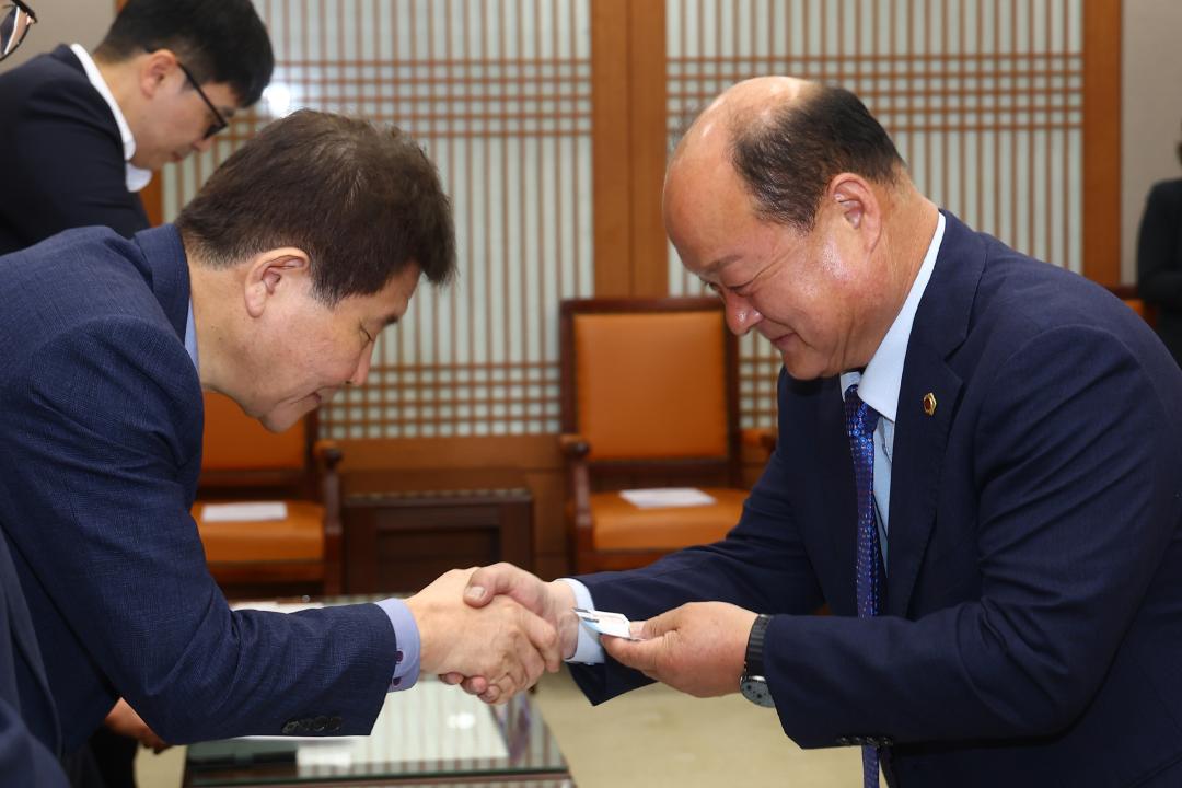 '2025회계연도 결산검사위원 위촉식 및 간담회' 게시글의 사진(7) '2026-04-16 2025회계연도 결산검사위원 위촉식 및 간담회 (5).jpg'