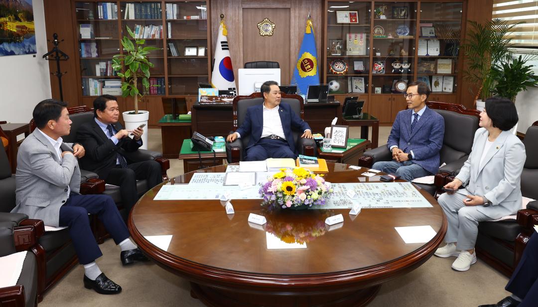 '강원특별자치도 출범 2주년(강원도의회 개원69주년) 기념 초청연사 환담' 게시글의 사진(11) '2025-06-05 강원특별자치도 출범 2주년 기념 초청연사 환담 (12).jpg'