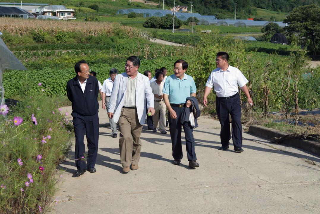 '사방댐 시설 및 친환경 농업경영 현지시찰' 게시글의 사진(15) '2006-09-07 사방댐 시설 및 친환경 농업경영 현지시찰 (15).JPG'