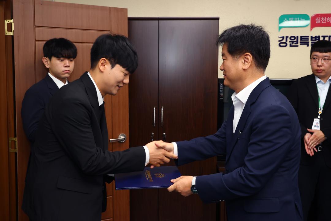 '강원특별자치도의회 인사발령장 전달식' 게시글의 사진(15) '2026-07-01 강원특별자치도의회 인사발령장 전달식 (15).jpg'