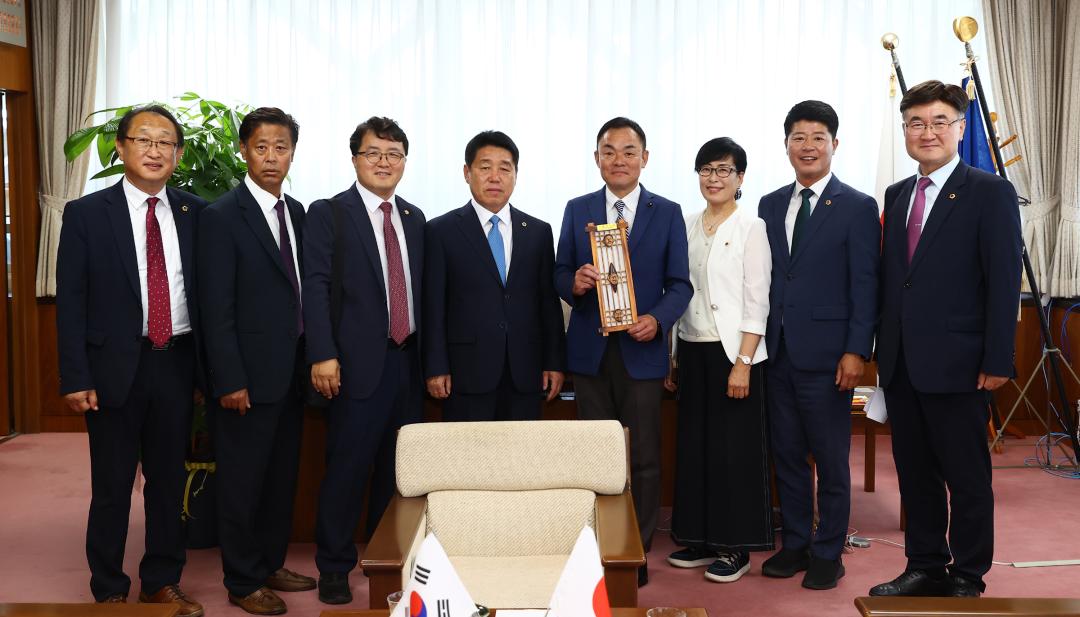 '강원특별자치도의회 한일국제교류협회 2025년 일본 돗토리현 방문' 게시글의 사진(77) '2025-07-29 강원특별자치도의회 한일국제교류협회 2025년 일본 돗토리현 방문 (94)_03_돗토리현의회 의장 예방.jpg'