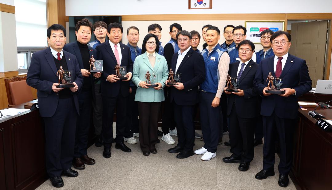 '전국공무원노동조합 소방본부 강원소방지부 안전건설위원회 감사패 전달식' 게시글의 사진(36) '2025-12-12 전국공무원노동조합 소방본부 강원소방지부 안전건설위원회 감사패 전달 (36).jpg'