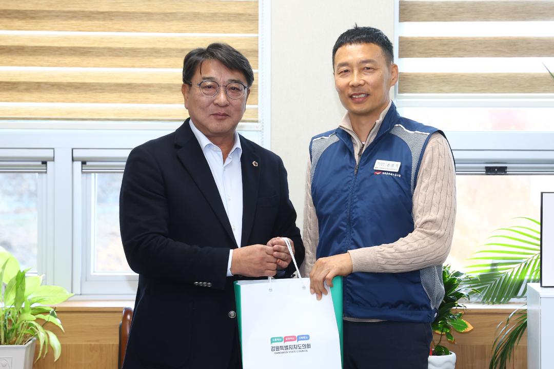 '전국공무원노동조합 소방본부 강원소방지부 안전건설위원회 감사패 전달식' 게시글의 사진(35) '2025-12-12 전국공무원노동조합 소방본부 강원소방지부 안전건설위원회 감사패 전달 (35).jpg'