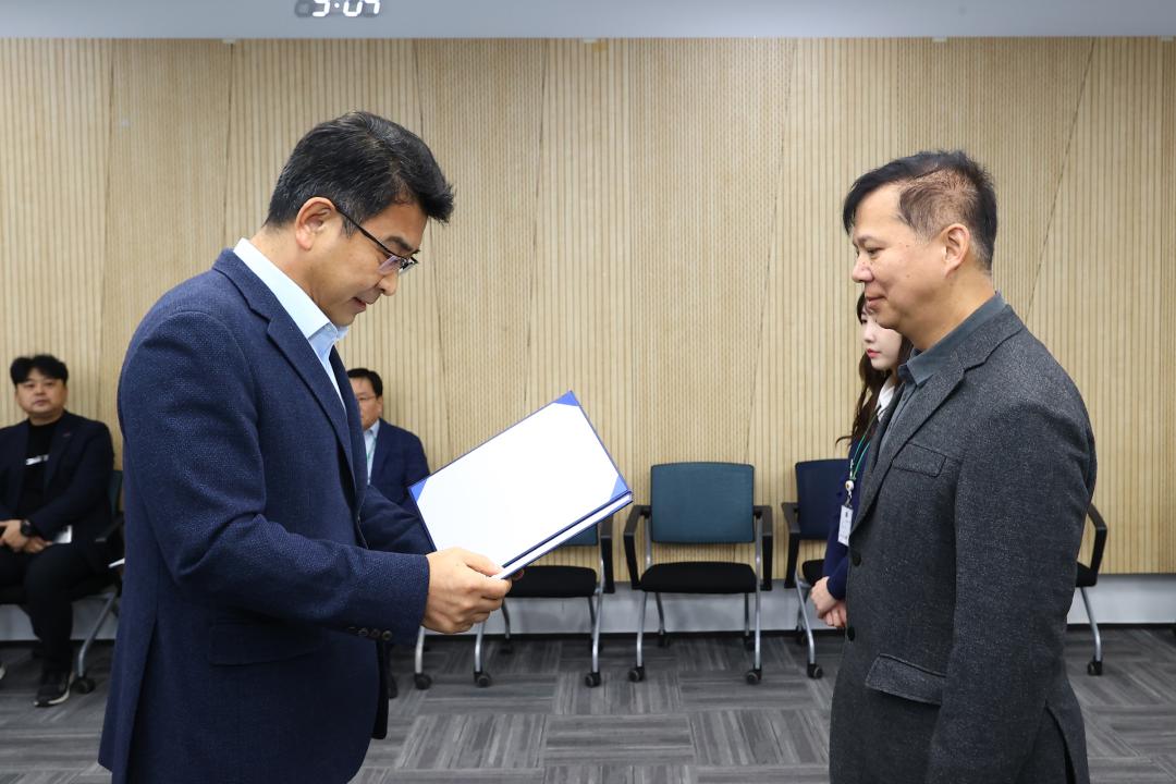 '2026년 강원특별자치도의회 인사발령 임용장 전달식' 게시글의 사진(28) '2026-01-12 2026년 강원특별자치도의회 인사발령 임용장 전달식 (28).jpg'