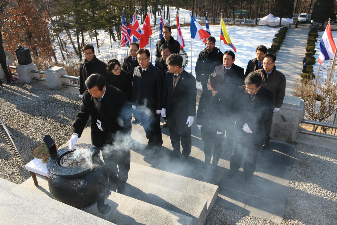 '강원도의회 신년 충렬탑 참배' 게시글의 사진(31) '2015-01-02 강원도의회 신년 충렬탑 참배 (31).jpg'