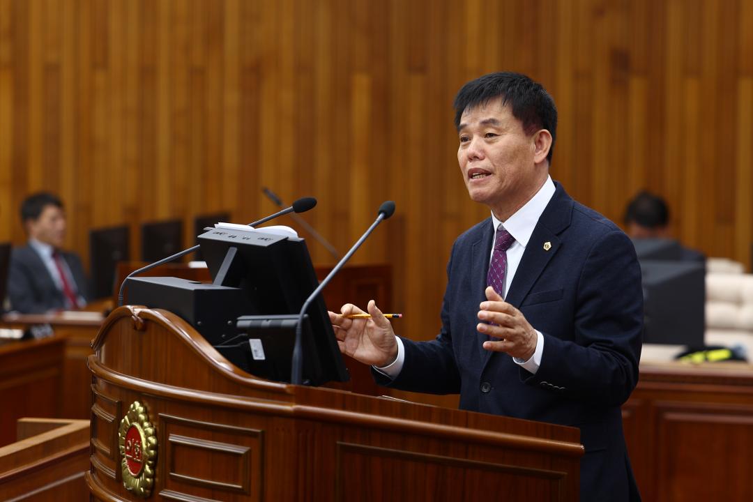 '제344회 제2차 본회의(2026년도 제1회 도정 및 교육행정에 관한 질문)' 게시글의 사진(38) '2026-04-02 제344회 제2차본회의(2026년도 제1회 도정 및 교육행정에 관한 질문) (38) 이영욱 의원.jpg'