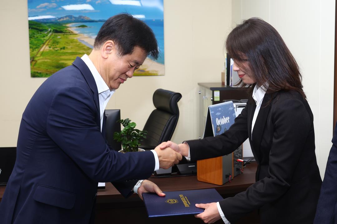 '강원특별자치도의회 신규 공무원 임용장 전달식' 게시글의 사진(4) '2026-10-01 임용장 수여식 (3).jpg'