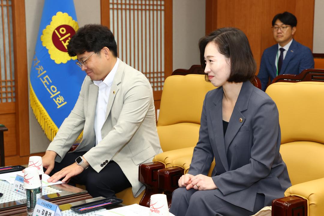 '강원특별자치도의회 미래도시연구회 창립총회' 게시글의 사진(8) '2024-10-07 강원특별자치도의회 미래도시연구회 창립총회 (8).jpg'