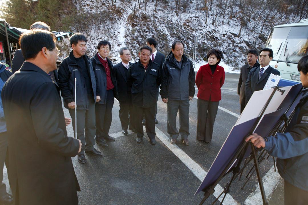 '지방도 413호 확포장 사업장 현지 행정사무감사' 게시글의 사진(10) '2007-11-20 지방도 413호 확포장 사업장 현지 행정사무감사 (10).jpg'