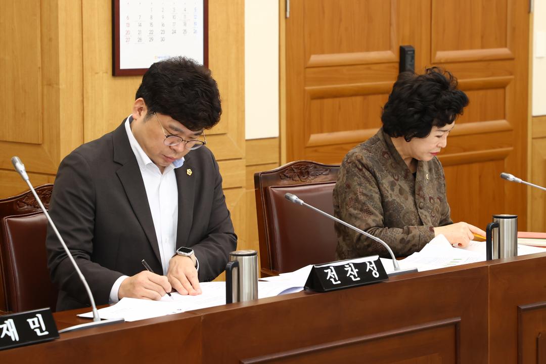'제335회 제1차 교육위원회' 게시글의 사진(8) '2025-03-06 제335회 제1차 교육위원회 (8).jpg'