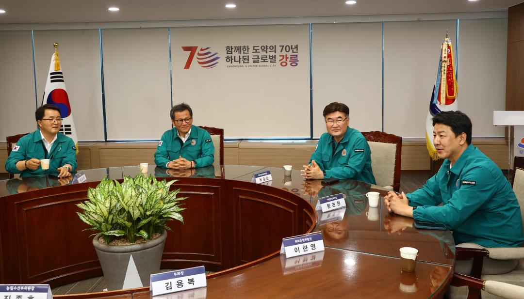 '강원특별자치도의회 강릉시 가뭄위기 극복 생수 전달식' 게시글의 사진(10) '2025-08-28 강원특별자치도의회 강릉시 가뭄위기 극복 생수 전달식 (10).jpg'