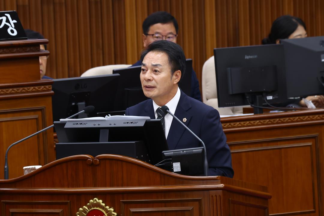 '제341회 제4차 본회의(제3차 도정 및 교육행정에 관한 질문)' 게시글의 사진(28) '2025-10-22 제341회 제4차 본회의(제3차 도정 및 교육행정에 관한 질문) (29) 강정호의원.jpg'