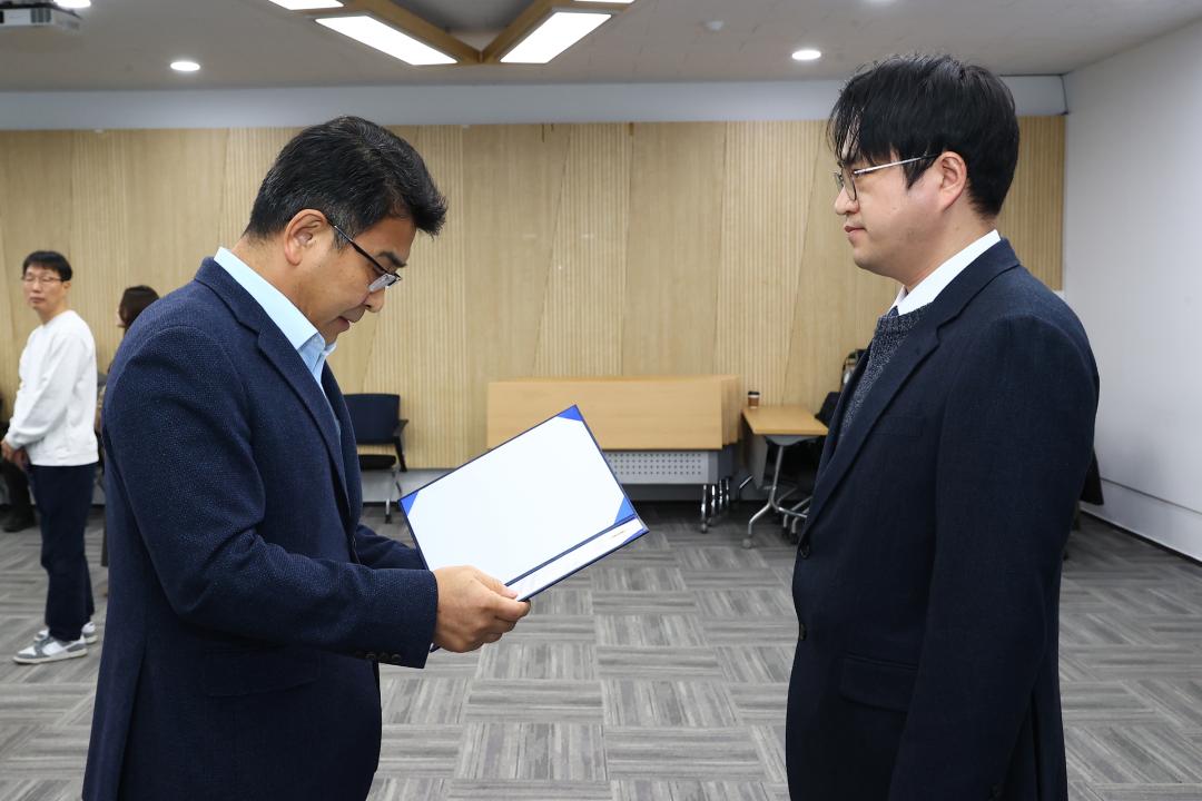 '2026년 강원특별자치도의회 인사발령 임용장 전달식' 게시글의 사진(42) '2026-01-12 2026년 강원특별자치도의회 인사발령 임용장 전달식 (42).jpg'