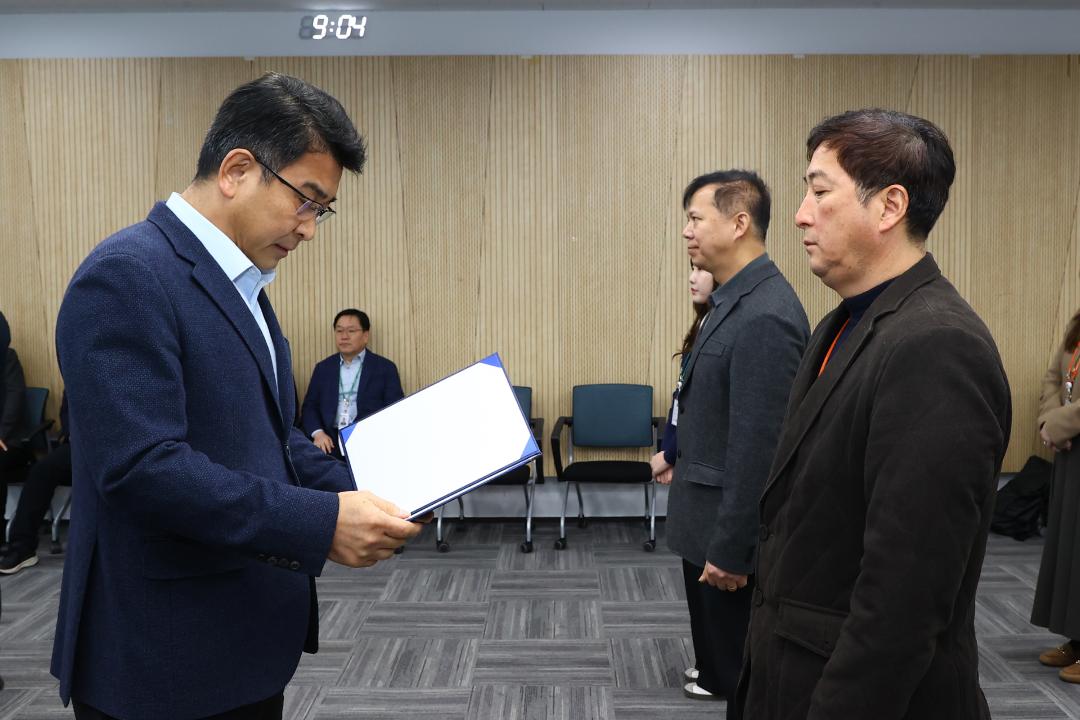 '2026년 강원특별자치도의회 인사발령 임용장 전달식' 게시글의 사진(26) '2026-01-12 2026년 강원특별자치도의회 인사발령 임용장 전달식 (26).jpg'