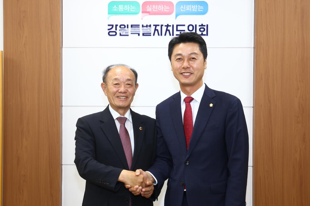'강원특별자치도의회 방문(제10대 강원시군의장협의회 임원)' 게시글의 사진(15) '2026-09-30 강원특별자치도의회 방문(제10대 강원시군의장협의회 임원) (14).jpg'