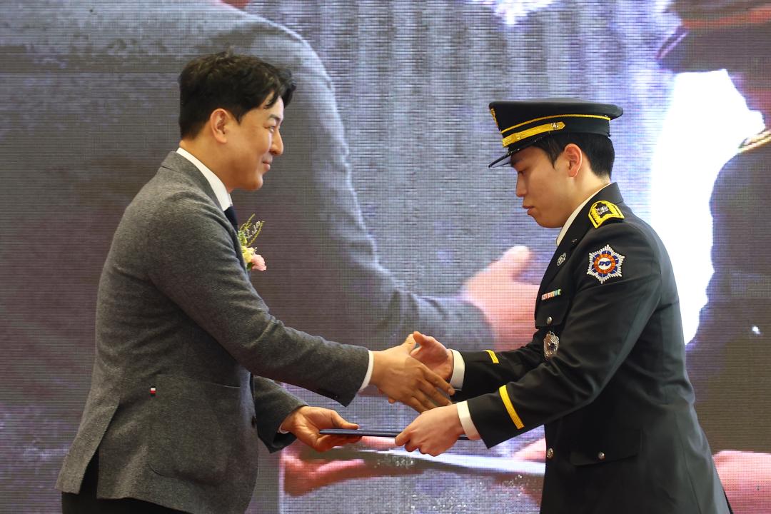 '제42기 소방사반 졸업 및 임명식' 게시글의 사진(14) '2026-01-23 제42기 소방사반 졸업 및 임명식 (13).jpg'