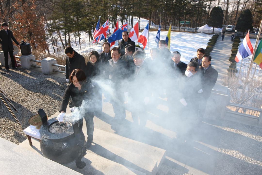 '강원도의회 신년 충렬탑 참배' 게시글의 사진(16) '2015-01-02 강원도의회 신년 충렬탑 참배 (16).jpg'