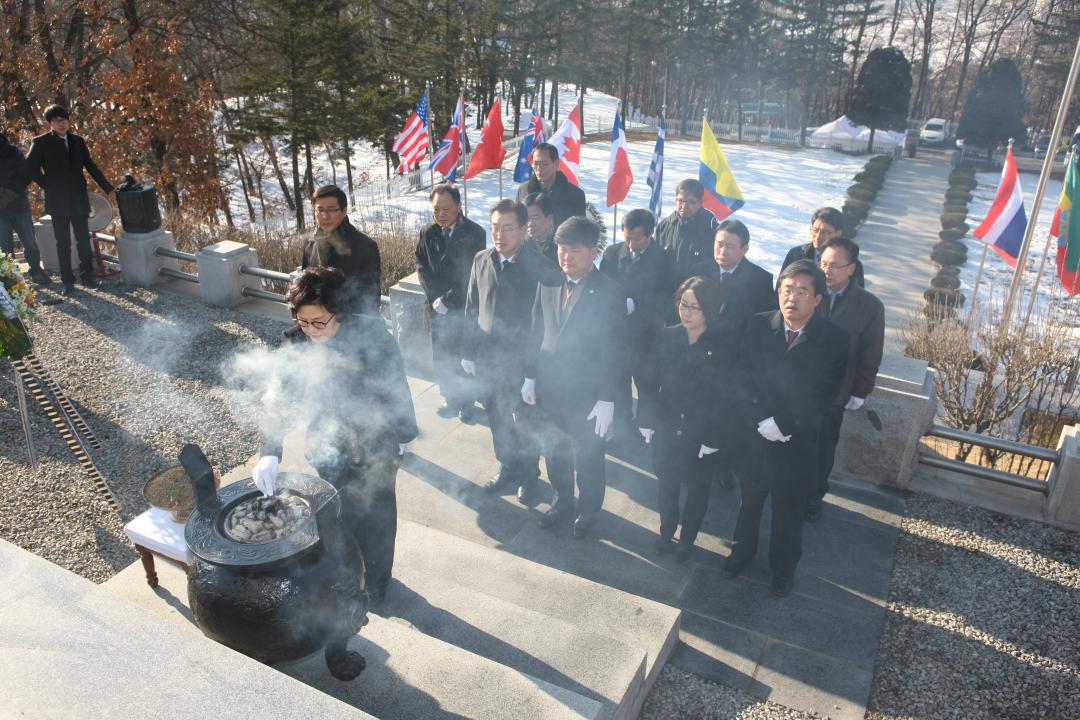 '강원도의회 신년 충렬탑 참배' 게시글의 사진(10) '2015-01-02 강원도의회 신년 충렬탑 참배 (10).jpg'