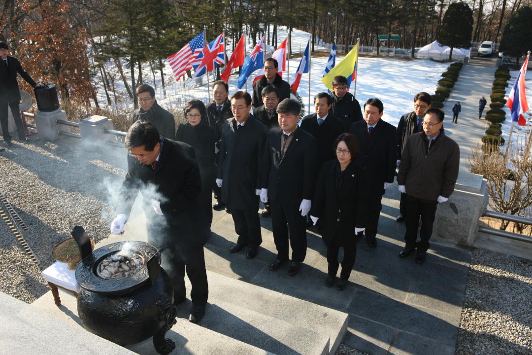 '강원도의회 신년 충렬탑 참배' 게시글의 사진(20) '2015-01-02 강원도의회 신년 충렬탑 참배 (20).jpg'