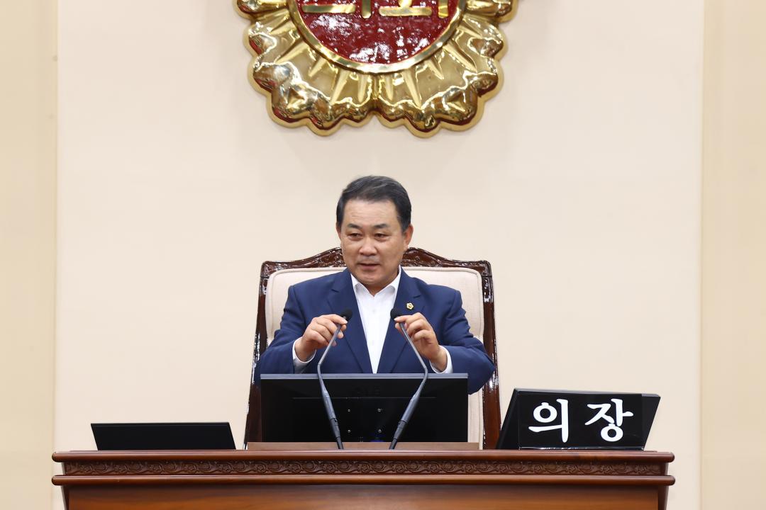 '제338회 제1차 본회의' 게시글의 사진(8) '2025-06-05 제338회 제1차 본회의 (8) 회의진행 김시성의장.jpg'