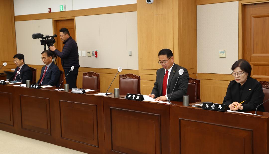 '제336회 제1차 강원특별자치도경제진흥원장 인사청문특별위원회' 게시글의 사진(7) '2025-04-15 제336회 제1차 강원특별자치도경제진흥원장 인사청문특별위원회 (6).jpg'