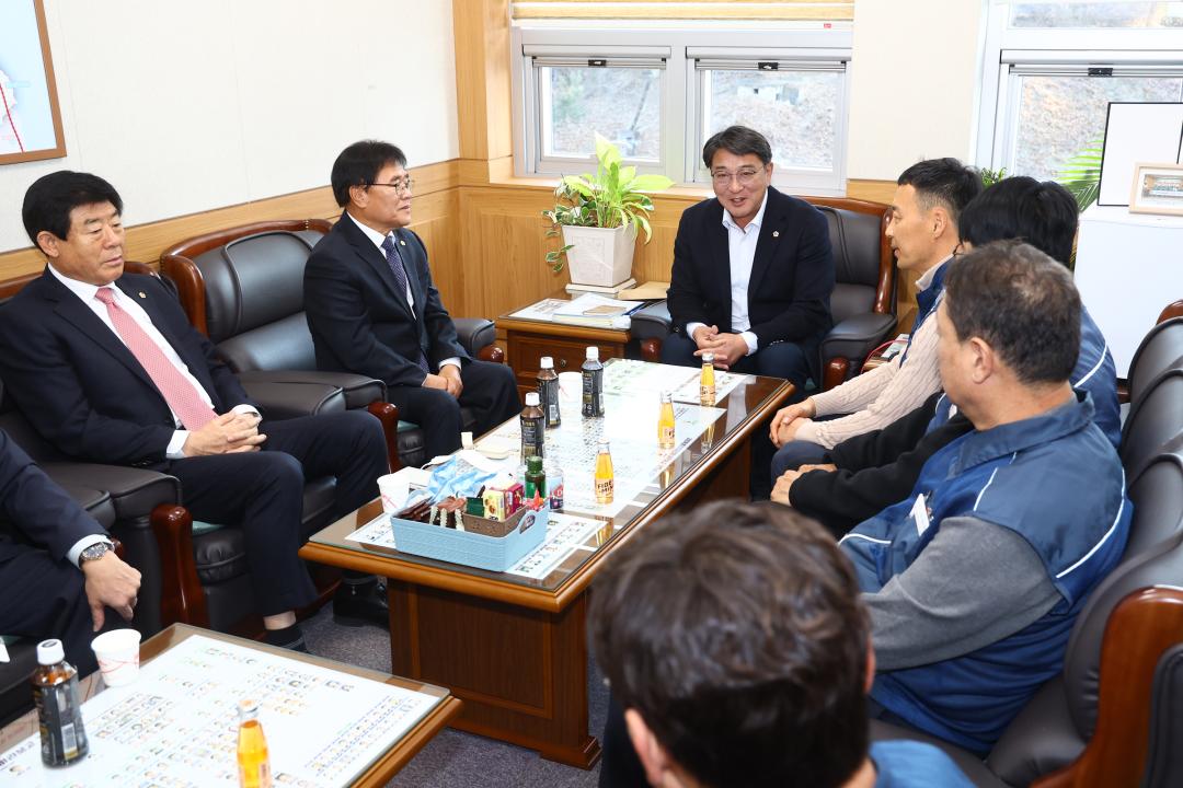 '전국공무원노동조합 소방본부 강원소방지부 안전건설위원회 감사패 전달식' 게시글의 사진(4) '2025-12-12 전국공무원노동조합 소방본부 강원소방지부 안전건설위원회 감사패 전달 (4).jpg'