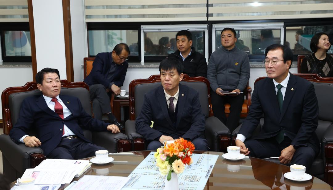 '2025년 강원특별자치도의회 사랑의 연탄 기부 전달식' 게시글의 사진(13) '2025-11-27 2025년 강원특별자치도의회 사랑의 연탄 기부 전달식 (12).jpg'