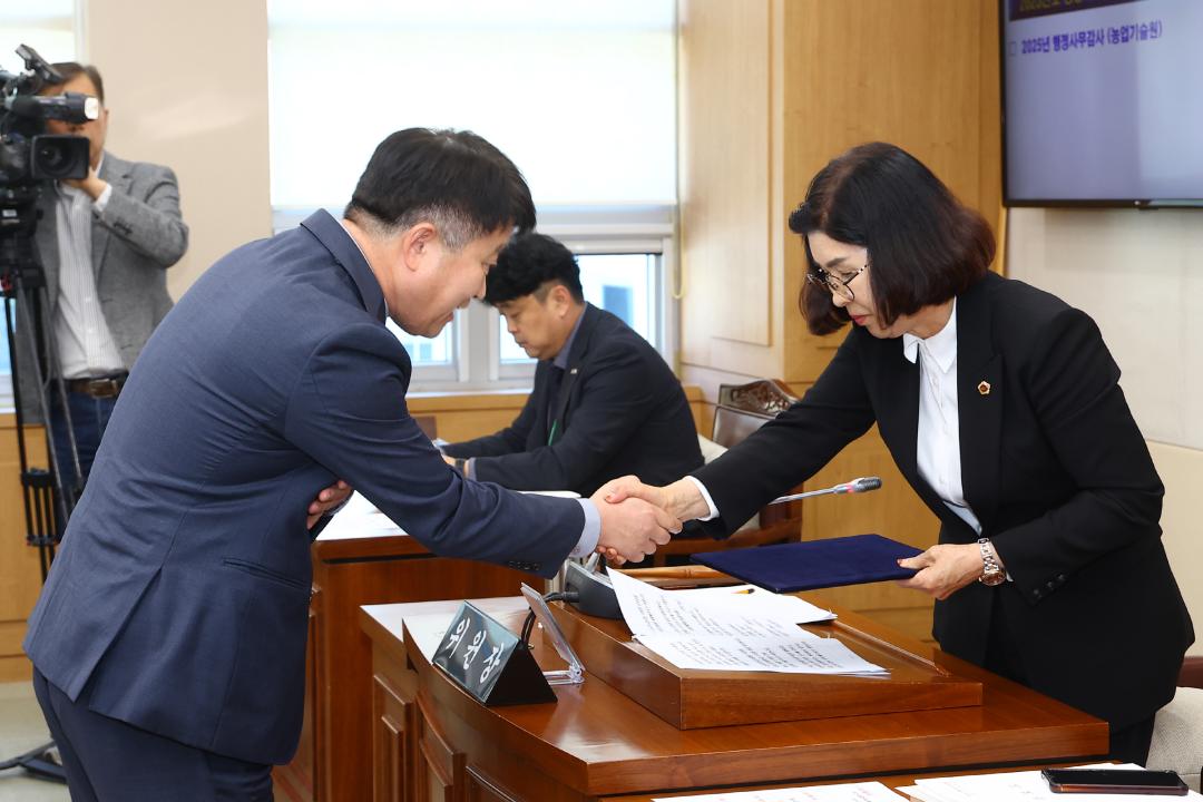 '2025년도 농림수산위원회 행정사무감사(농업기술원)' 게시글의 사진(13) '2025-11-12 2025년도 농림수산위원회 행정사무감사(농업기술원) (13).jpg'