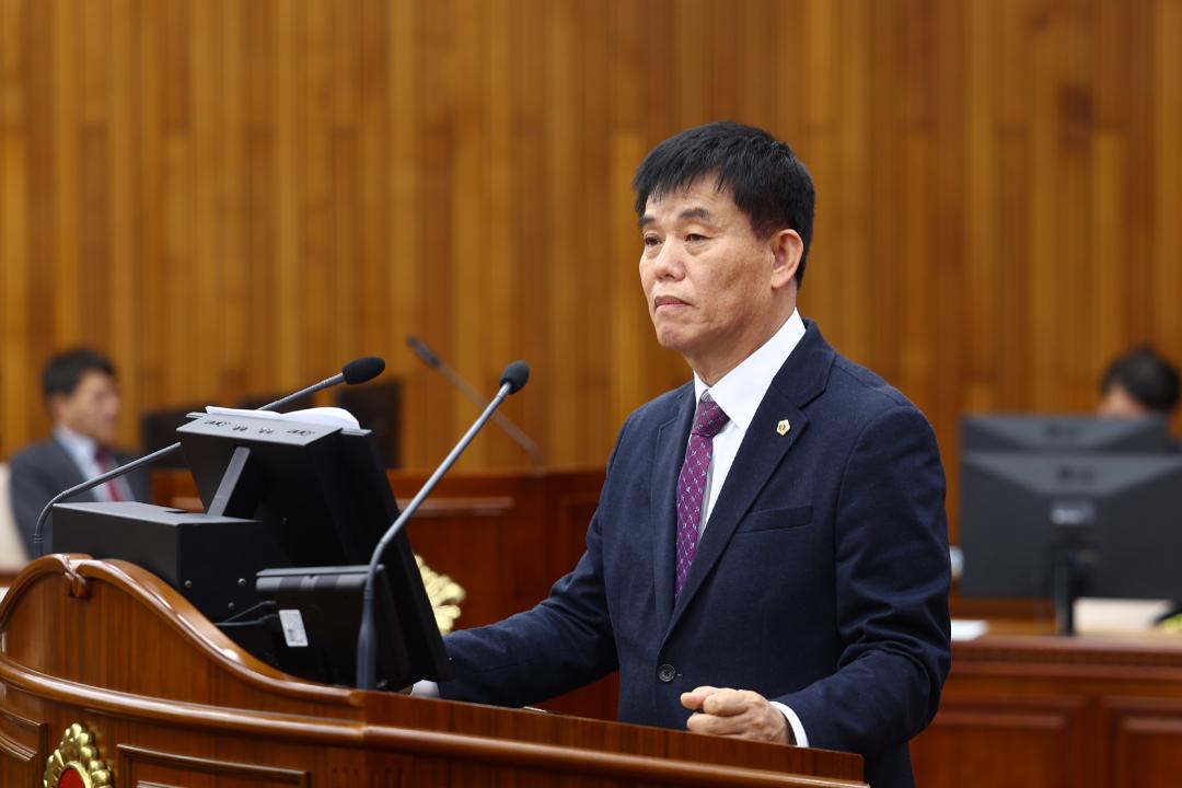 '제344회 제2차 본회의(2026년도 제1회 도정 및 교육행정에 관한 질문)' 게시글의 사진(35) '2026-04-02 제344회 제2차본회의(2026년도 제1회 도정 및 교육행정에 관한 질문) (35) 이영욱 의원.jpg'