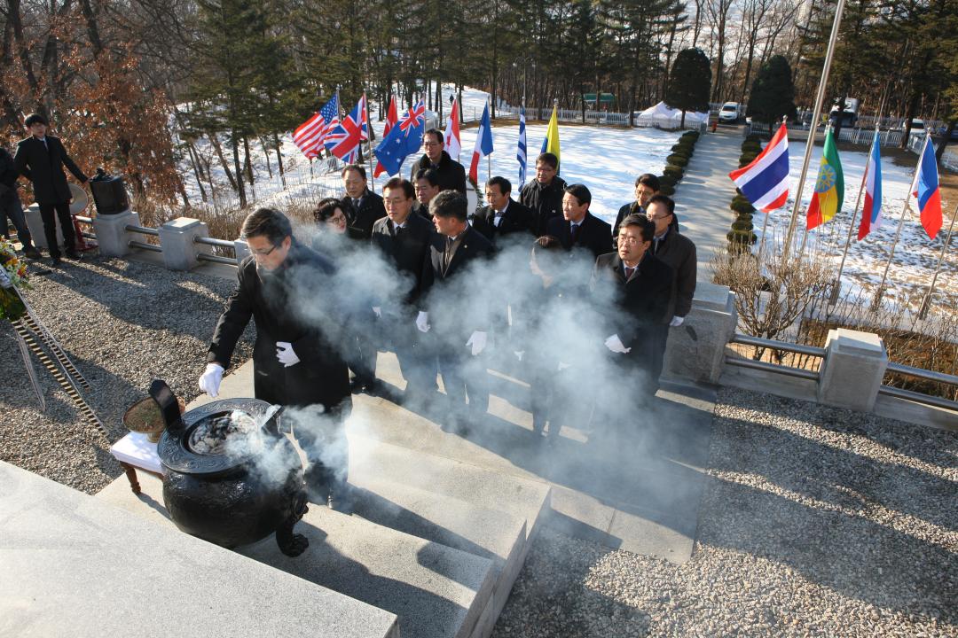 '강원도의회 신년 충렬탑 참배' 게시글의 사진(6) '2015-01-02 강원도의회 신년 충렬탑 참배 (6).jpg'