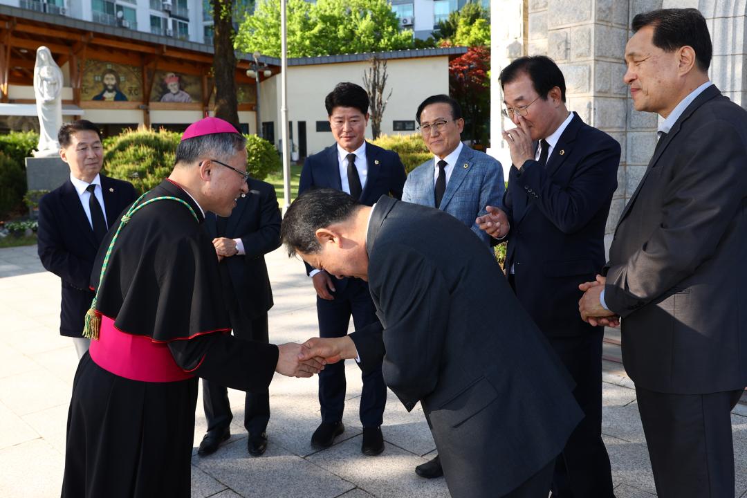 '제266대 프란치스코 교황 선종을 애도하기 위한 강원특별자치도의회 조문단 분향소 방문' 게시글의 사진(1) '2025-04-23 제266대 프란치스코 교황 선종을 애도하기 위한 강원특별자치도의회 조문단 분향소 방문 (21).jpg'
