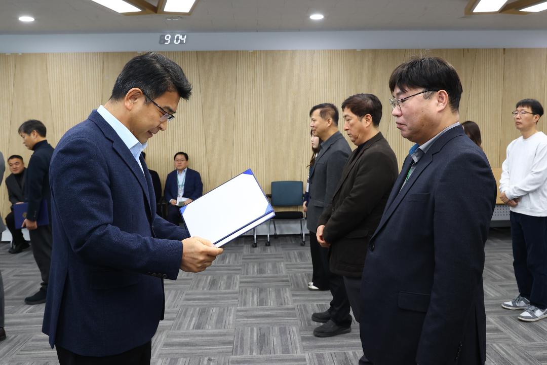 '2026년 강원특별자치도의회 인사발령 임용장 전달식' 게시글의 사진(24) '2026-01-12 2026년 강원특별자치도의회 인사발령 임용장 전달식 (24).jpg'