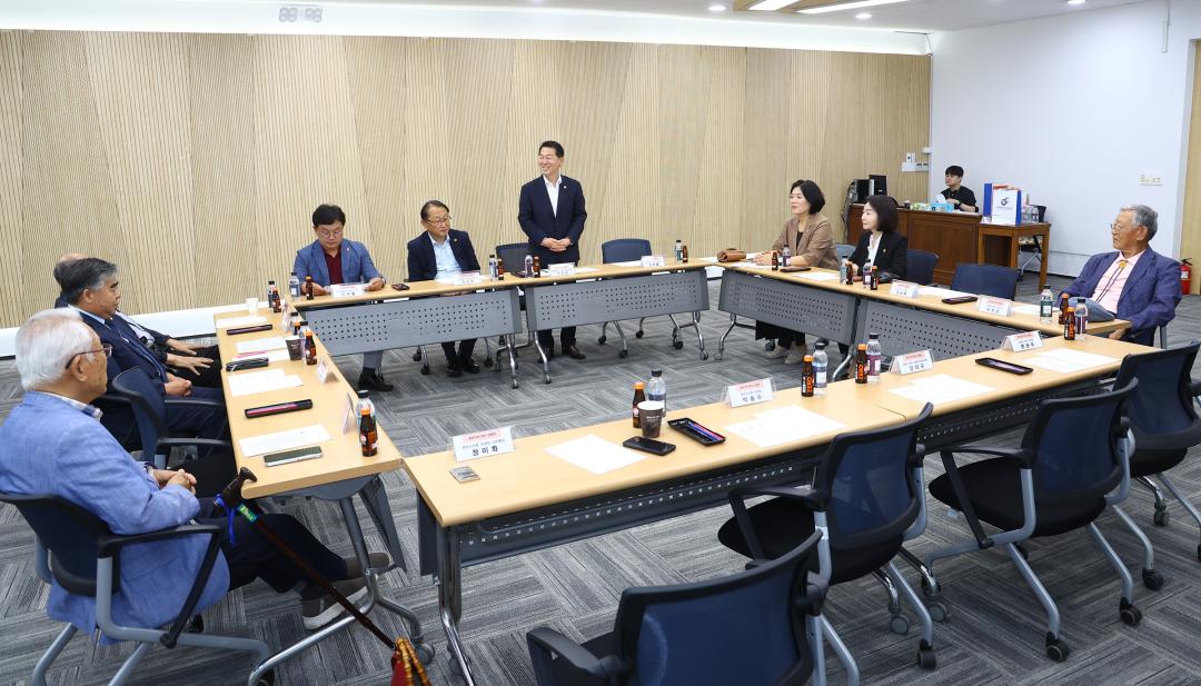 '춘천지역 현안 논의를 위한 도의회-춘천시의회 의정회 간담회' 게시글의 사진(1) '2025-06-27 춘천지역 현안 논의를 위한 도의회-춘천시의회 의정회 간담회 (1).jpg'