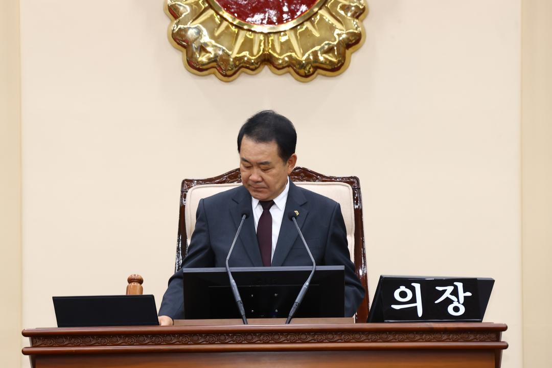 '제341회 제5차 본회의' 게시글의 사진(12) '2025-10-23 제341회 제5차 본회의 (12) 회의진행 김시성의장.jpg'